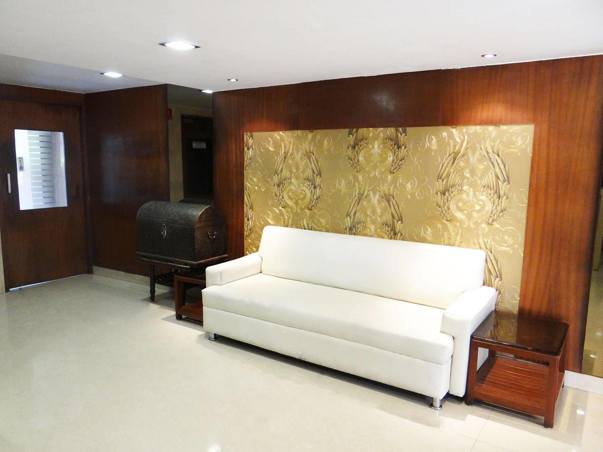 Lucky Hotel Bandra Mumbai Exterior photo