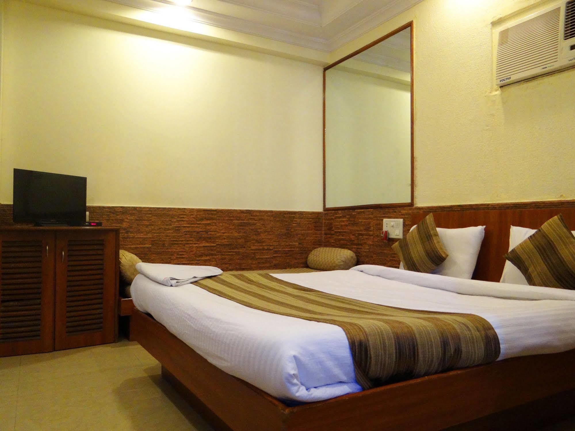 Lucky Hotel Bandra Mumbai Exterior photo