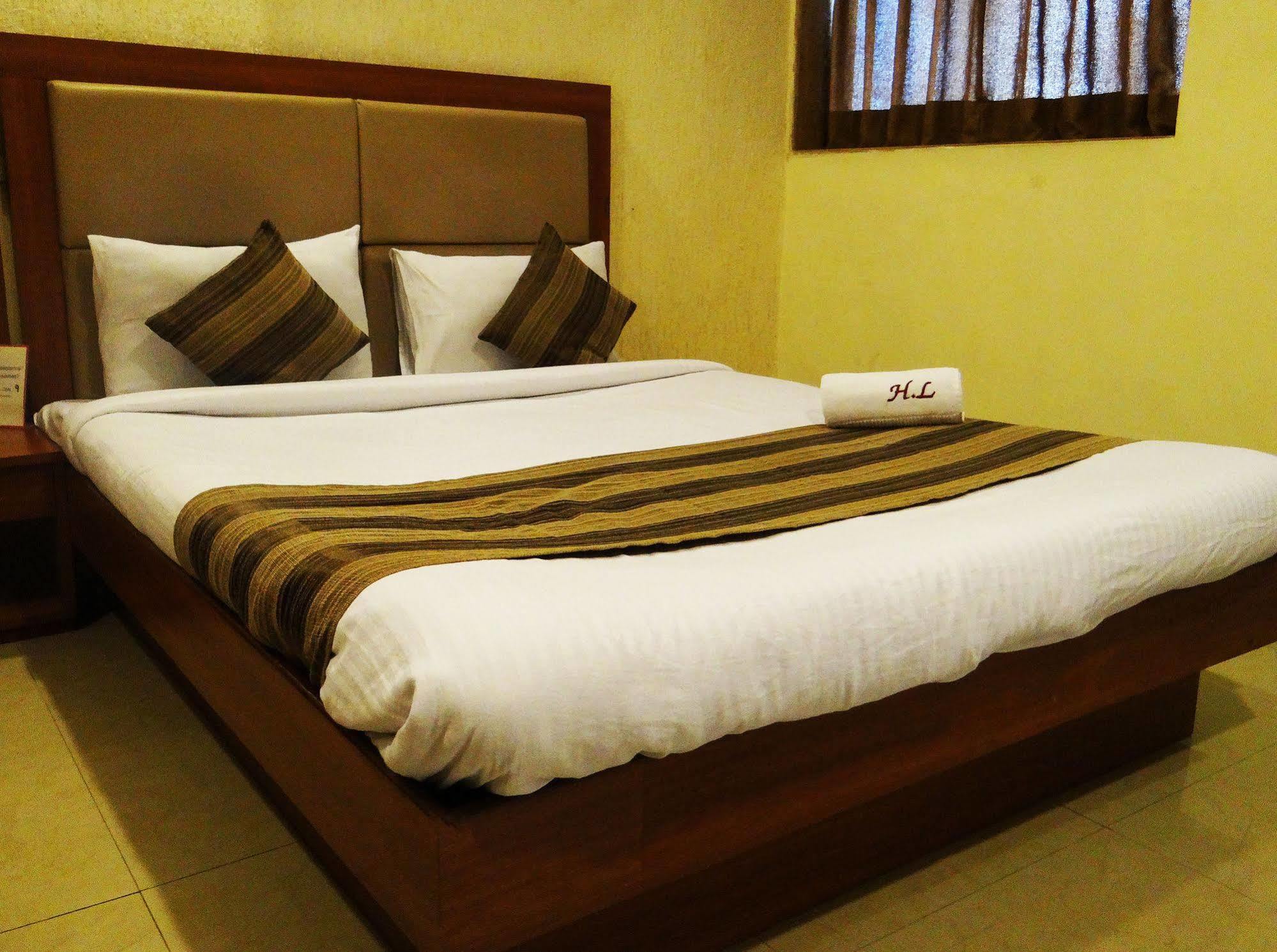 Lucky Hotel Bandra Mumbai Exterior photo