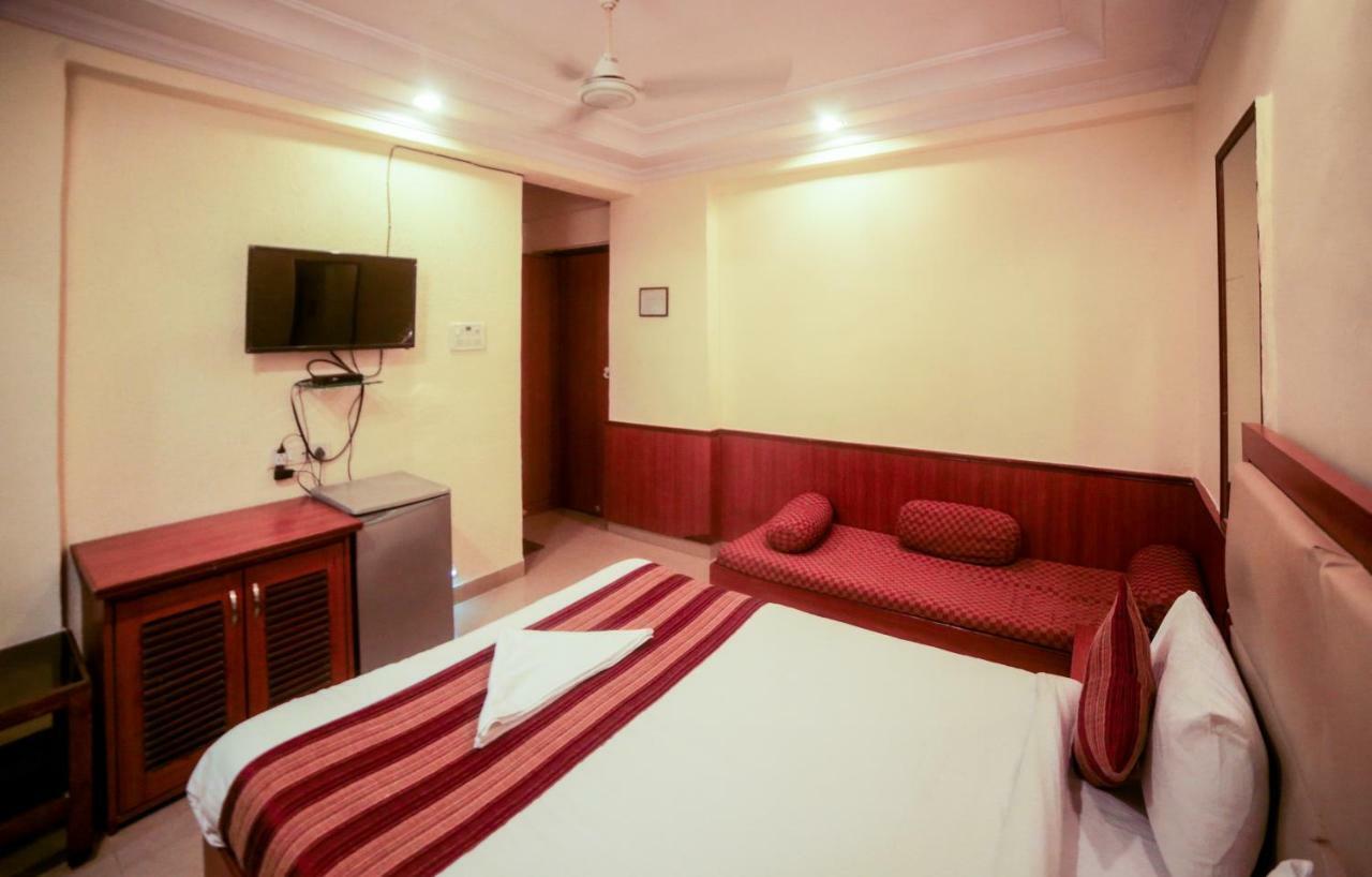 Lucky Hotel Bandra Mumbai Exterior photo