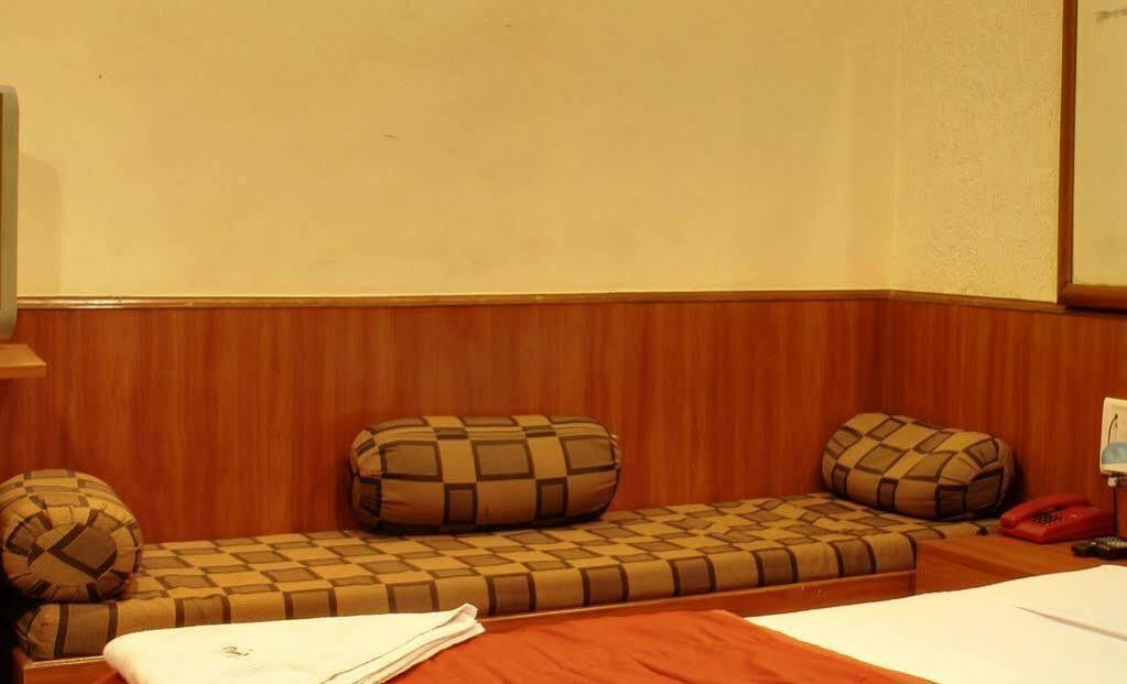 Lucky Hotel Bandra Mumbai Exterior photo