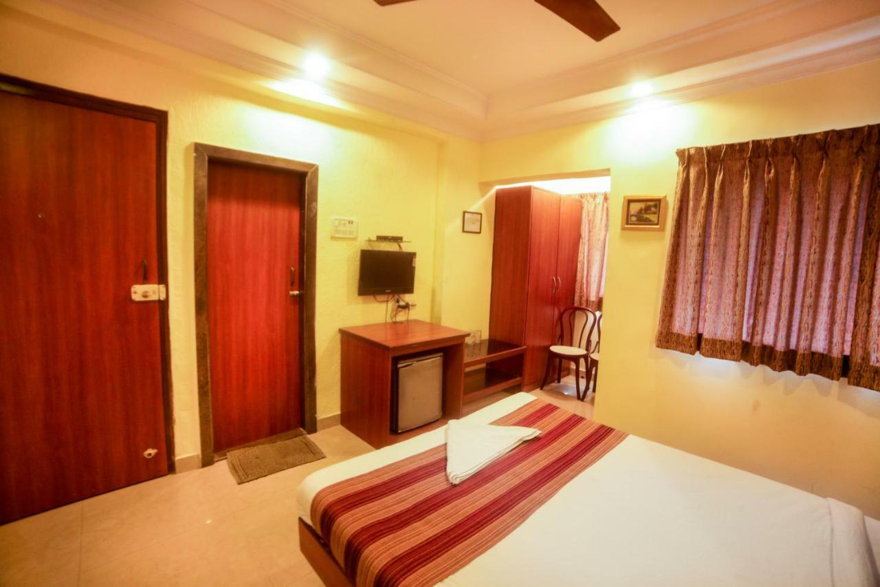 Lucky Hotel Bandra Mumbai Exterior photo